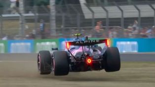 El Alpine de Franco Colapinto queda en el aire tras salir de la huella en las eses de Silverstone.