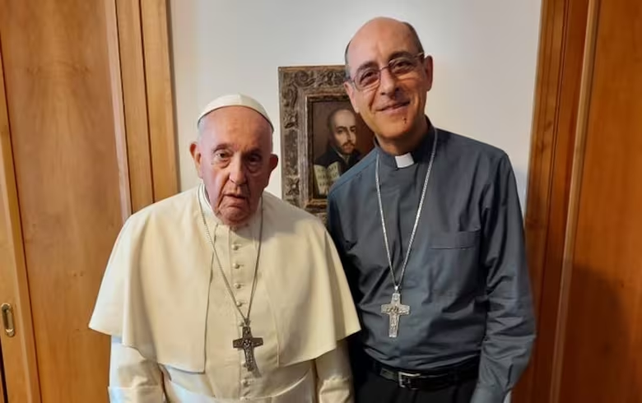 El Papa junto a su amigo, el cardenal Víctor Manuel Fernández, al que llevó al Vaticano y designó al frente de un dicasterio estratégico como es la Doctrina de la Fe.