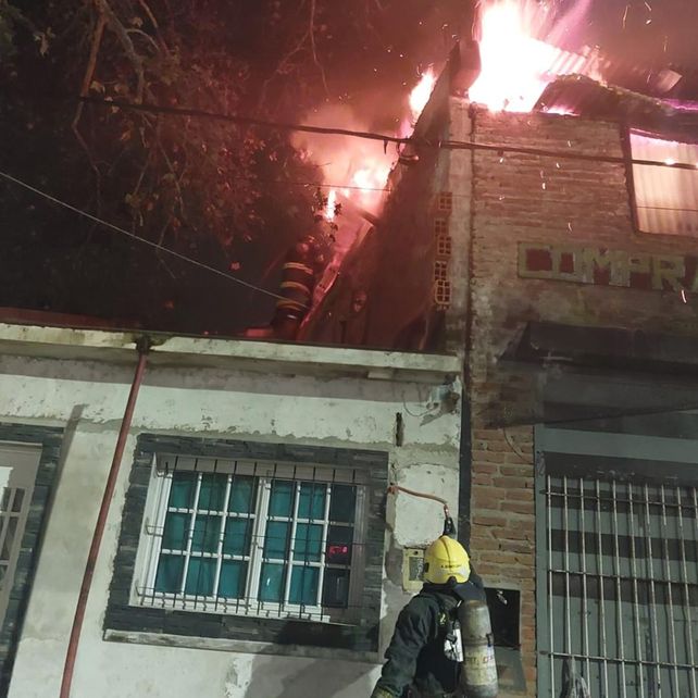 Incendio en barrio Sarmiento: un depósito de muebles quedó envuelto en llamas