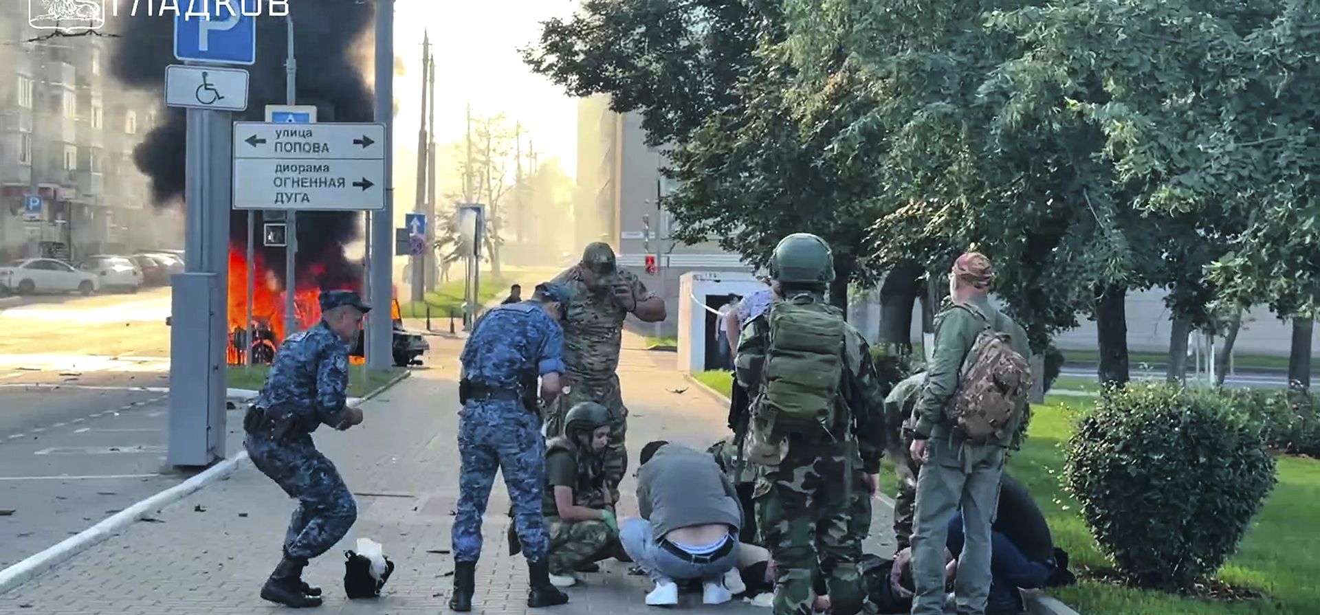 Militares rusos y civiles intentan ayudar a una persona herida a salir de un coche en llamas en una calle tras un ataque con drones de las Fuerzas Armadas de Ucrania en la ciudad de Bélgorod. (Canal de Telegram del gobernador regional de Bélgorod, Vyacheslav Gladkov, vía AP) Militares rusos y civiles intentan ayudar a una persona herida a salir de un coche en llamas en una calle tras un ataque con drones de las Fuerzas Armadas de Ucrania en la ciudad de Bélgorod. (Canal de Telegram del gobernador regional de Bélgorod, Vyacheslav Gladkov, vía AP)