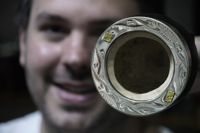 Cada mate se realiza de forma artesanal. El campo donde se producen las calabazas está en San Juan, mientras que la planta para poner a punto cada una es de Buenos Aires. Luego en Rosario se hace la terminación y comercialización.