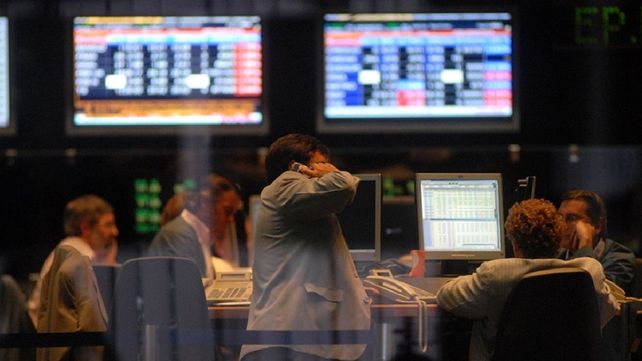 Récord. Analistas siguen el movimiento de los mercados y cotizaciones.&nbsp; &nbsp; 