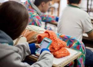 Una escuela de Santa Fe restringió los celulares y se vieron cambios significativos