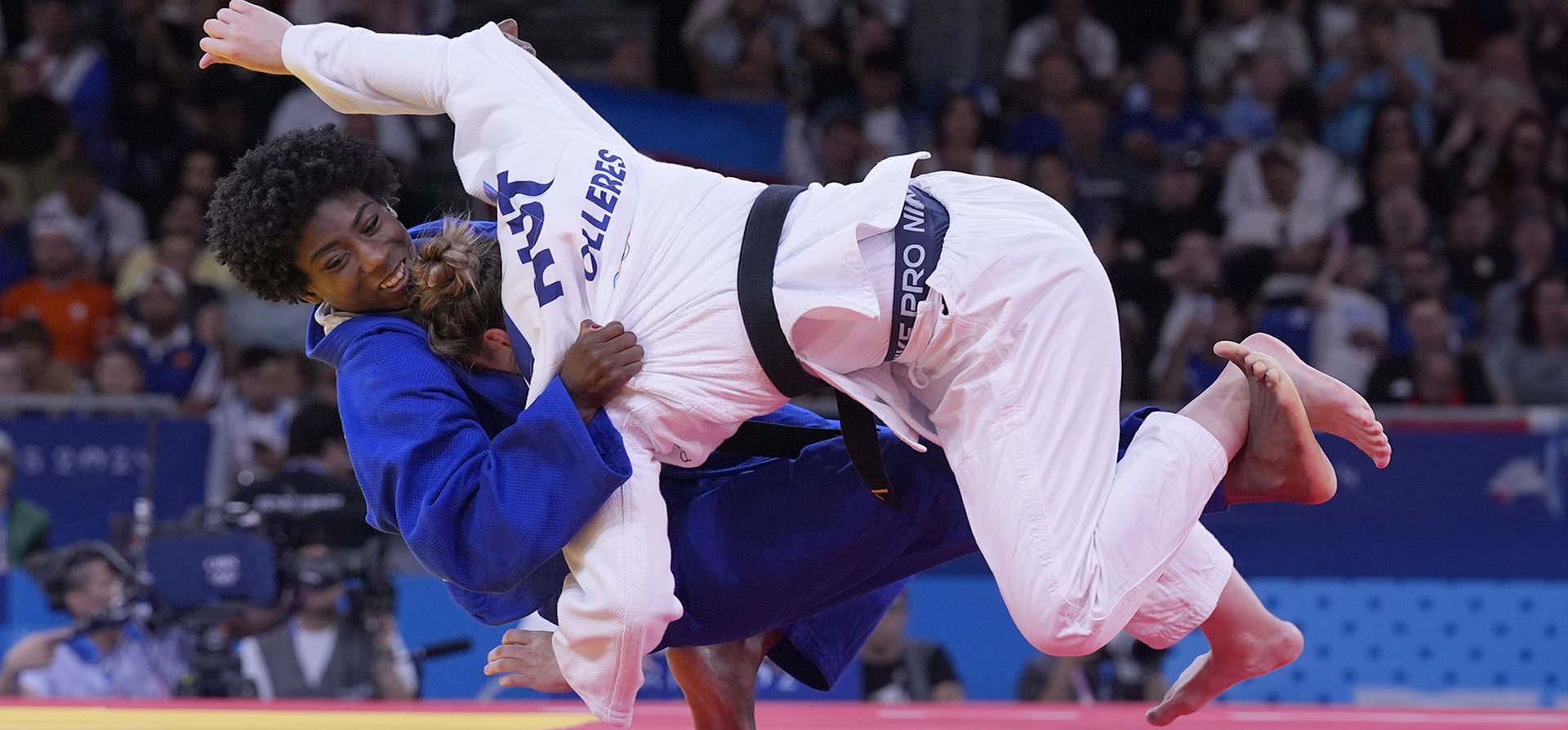 Michaela Polleres, de Austria, y Marie Eve Gahie, de Francia, compiten durante su partido de cuartos de final de judo por equipos en la categoría femenina de -70 kg en el Champ-de-Mars Arena durante los Juegos Olímpicos de Verano de 2024, el miércoles 31 de julio de 2024, en París, Francia. (Foto AP/Eugene Hoshiko) Michaela Polleres, de Austria, y Marie Eve Gahie, de Francia, compiten durante su partido de cuartos de final de judo por equipos en la categoría femenina de -70 kg en el Champ-de-Mars Arena durante los Juegos Olímpicos de Verano de 2024, el miércoles 31 de julio de 2024, en París, Francia. (Foto AP/Eugene Hoshiko)