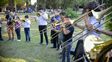 Músico de 9 y 10 años compartieron con los profesores en la plaza. Músico de 9 y 10 años compartieron con los profesores en la plaza.