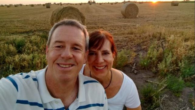 Michael Dover junto a su mujer Mariana.