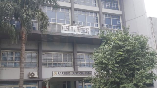 Rosatti traidor: la bandera en la sede del PJ que volvió a apuntar contra el juez de la Corte y exintendente de Santa Fe Rosatti traidor: la bandera en la sede del PJ que volvió a apuntar contra el juez de la Corte y exintendente de Santa Fe