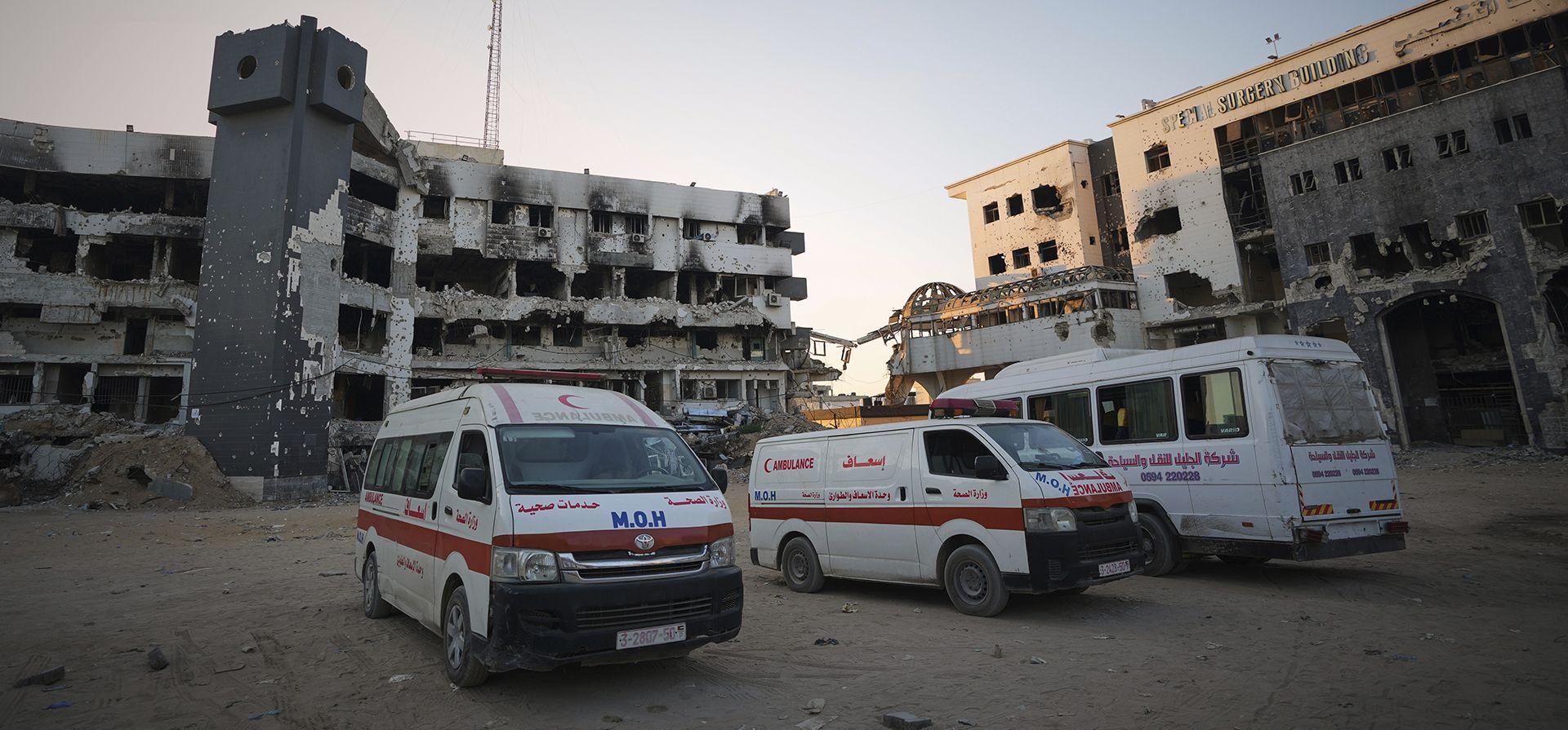 Ambulancias estacionadas junto a los edificios principales del Hospital Shifa en la ciudad de Gaza, el viernes 4 de julio de 2025. (Foto AP/Jehad Alshrafi) Ambulancias estacionadas junto a los edificios principales del Hospital Shifa en la ciudad de Gaza, el viernes 4 de julio de 2025. (Foto AP/Jehad Alshrafi)