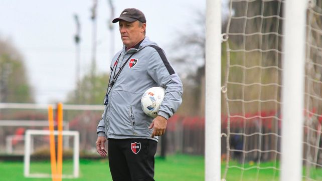 Ricardo Lunari al mando del plantel de primera división de la Lepra en el predio de Bella Vista.