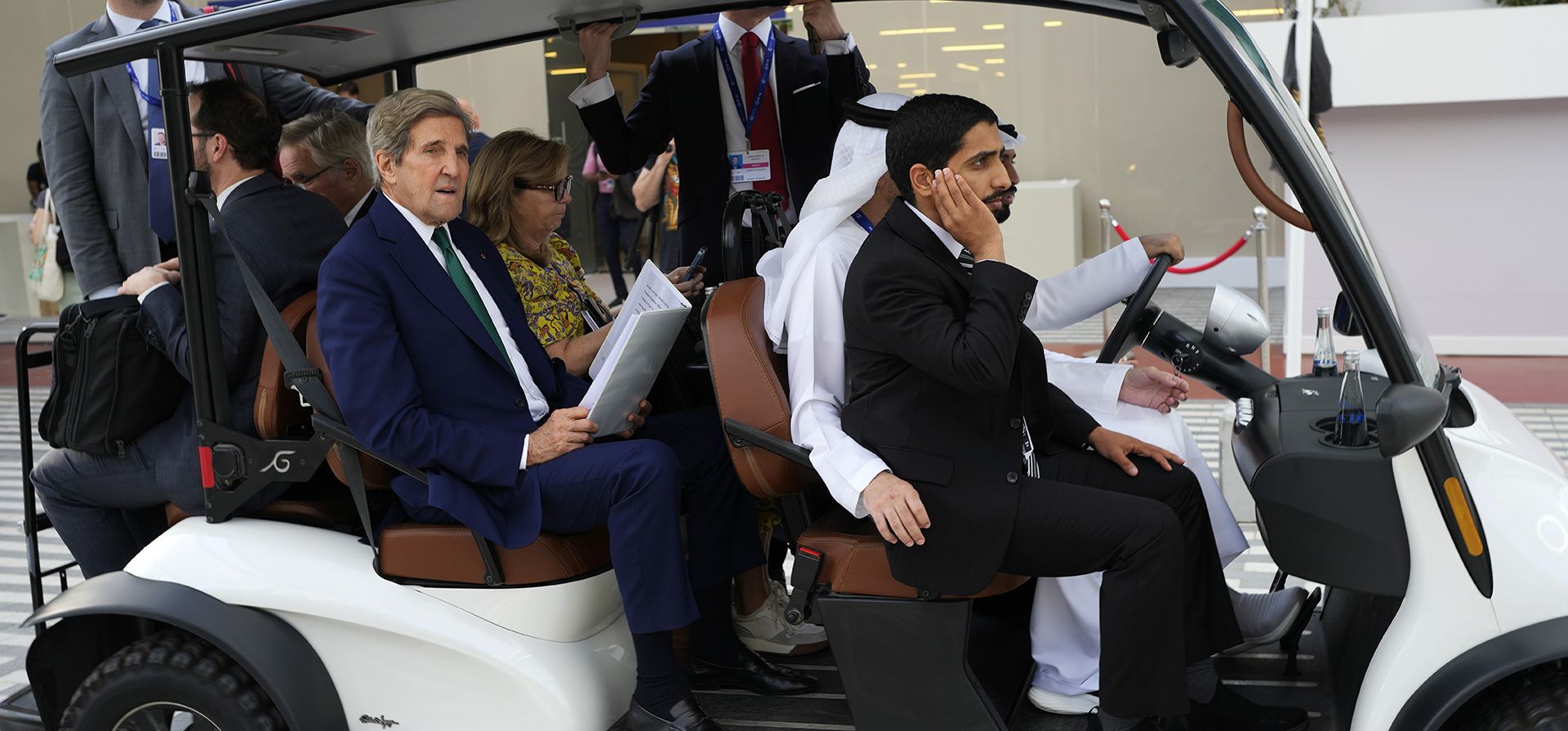 John Kerry, enviado presidencial especial de Estados Unidos para el Clima, viaja en un carro en la Cumbre del Clima de la ONU COP28, el martes 5 de diciembre de 2023, en Dubai, Emiratos Árabes Unidos. (Foto AP/Rafiq Maqbool)