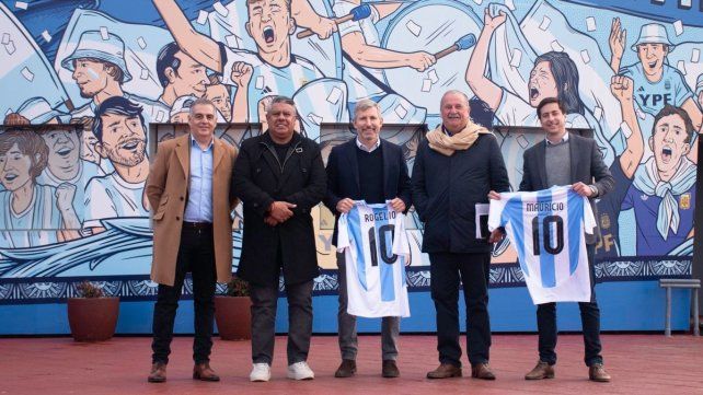 Rogelio Frigerio y Mauricio Colello con la camiseta de la Selección Argentina que les obsequiaron desde AFA.