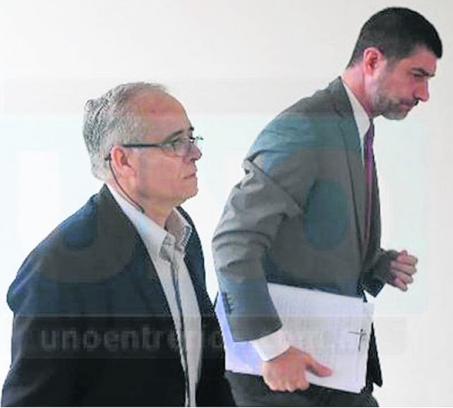 Tranquilo. El sacerdote Ilarraz ingresa a los tribunales de Paraná.