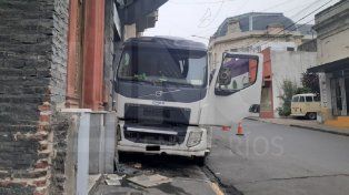 Un camión se estrelló contra el frente de un estacionamiento