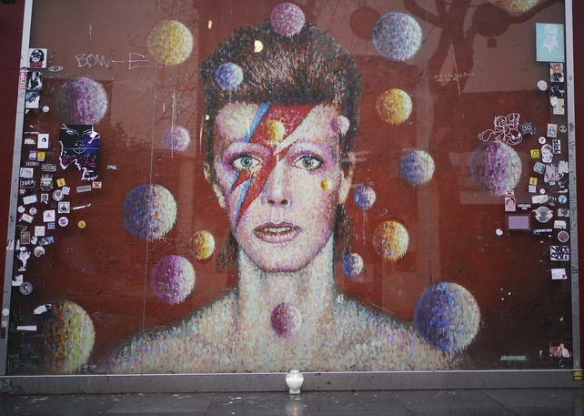 Una vela arde el sábado último junto a un mural de Bowie en la zona de Brixton