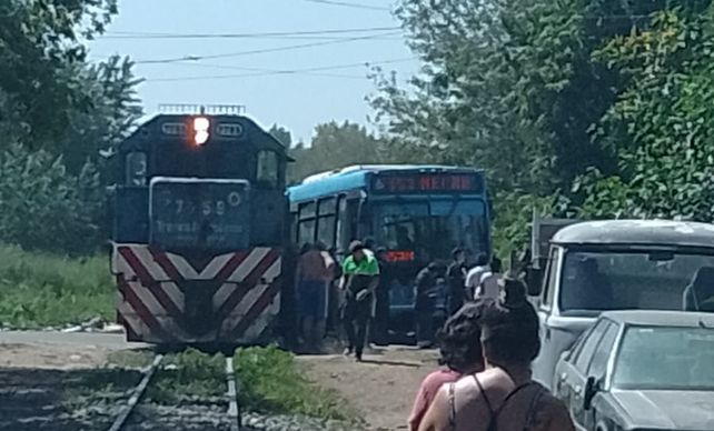 Un tren impactó a un colectivo y varias personas sufrieron heridas