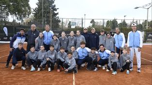 Jugadores y los ball kids que trabajaron en la última jornada del Sudamericano bajo la supervisión del árbitro Omar Descarrega. Argentina hizo podio en el Jockey Club con chicas y chicos.