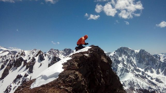 Claudio Murati en una de las cumbres que hizo, dejando un papel con la fecha y sus nombres.