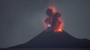 Entró en erupción Krakatoa, uno de los volcanes más peligrosos de la historia