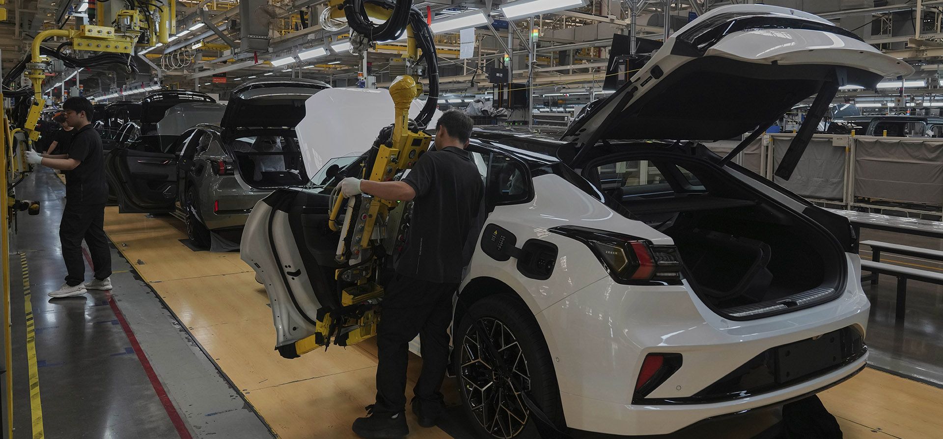 Trabajadores ensamblan los modelos Zeekr 001 EV en la planta del fabricante chino Zeekr, en Ningbo, provincia oriental china de Zhejiang, el miércoles 17 de abril de 2025. (AP Foto/Andy Wong) Trabajadores ensamblan los modelos Zeekr 001 EV en la planta del fabricante chino Zeekr, en Ningbo, provincia oriental china de Zhejiang, el miércoles 17 de abril de 2025. (AP Foto/Andy Wong)