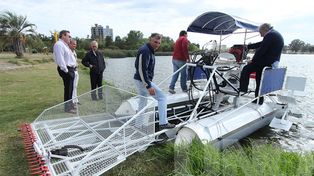 Incorporaron una máquina para limpiar las orillas del río