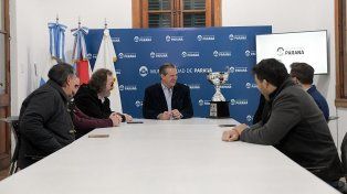 El intendente de Paraná entregó una placa de reconocimiento al presidente del CAE y miembros del equipo&nbsp;