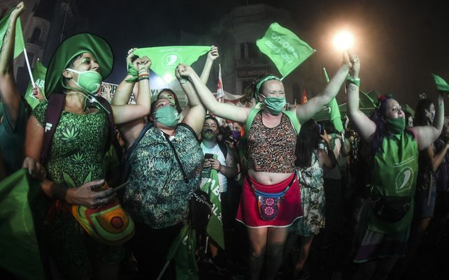 Emoción en los festejos en Argentina por la legalización del aborto