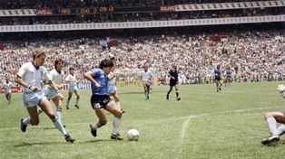 Barrilete cósmico en el Mundial. Diego Armando Maradona culmina una jugada extraordinaria que se convirtió en el mejor gol de la historia de los mundiales.