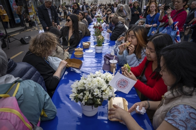 El Big Lunch en una calle del centro de Londres. La comida se repitió en todo el país.&nbsp;