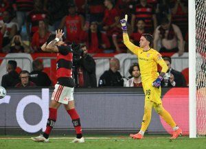 Con Muslera como héroe, Estudiantes eliminó por penales a Flamengo y enfrentará al Palmeiras en la final