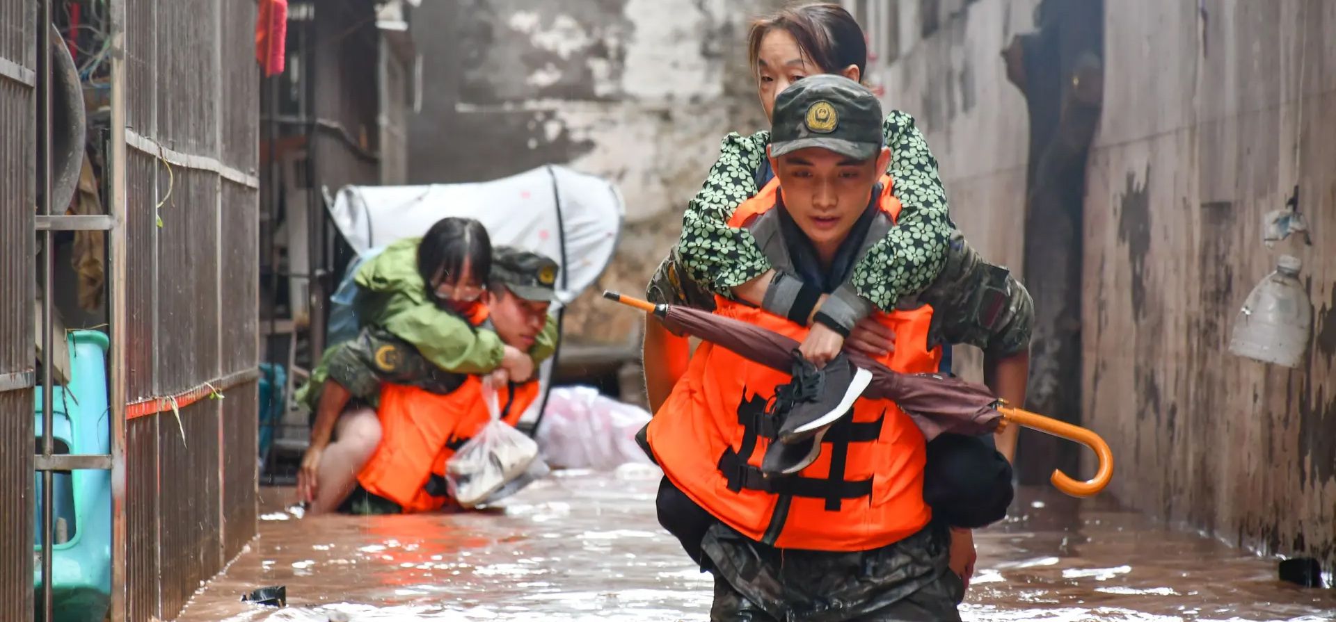 Chongqing, China. Miembros de la Fuerza de Policía Armada Popular China trasladan a los residentes atrapados por las inundaciones en el distrito de Wanzhou. Fotografía: Xinhua/Shutterstock Chongqing, China. Miembros de la Fuerza de Policía Armada Popular China trasladan a los residentes atrapados por las inundaciones en el distrito de Wanzhou. Fotografía: Xinhua/Shutterstock