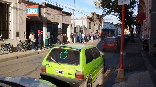 Este jueves la cola de fanáticos fierreros superaba las tres cuadras.