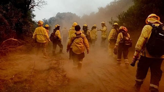 Brigadistas santafesinos combaten el fuego en Chubut: tres días de trabajo intenso