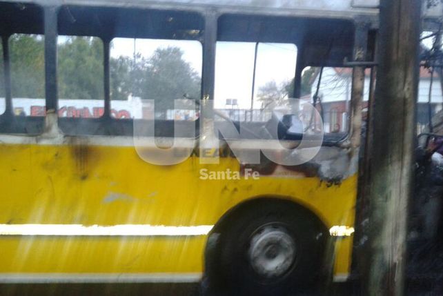 Un colectivo de la Línea 18 ardió en llamas en pleno barrio Santa Rosa de Lima.