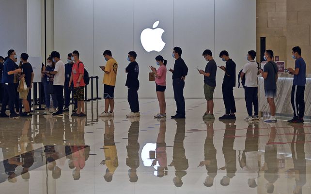 Gente haciendo cola en una Apple Store para comprar los últimos teléfonos iPhone 13 en Nanning, en la región autónoma de Guangxi Zhuang, en el sur de China, el 24 de septiembre de 2021.