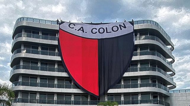 Un escudo gigante de Colón engalana la facha del Hotel de Termas de Río Hondo donde se hospeda el plantel.