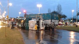 Volcó un camión sobre avenida Alem
