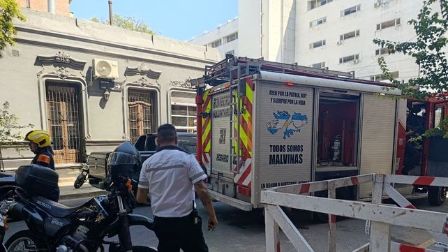 Los Bomberos Zapadores acudieron al edificio de Moreno y San Luis donde se encontraba la mujer atrapada en el ascensor.