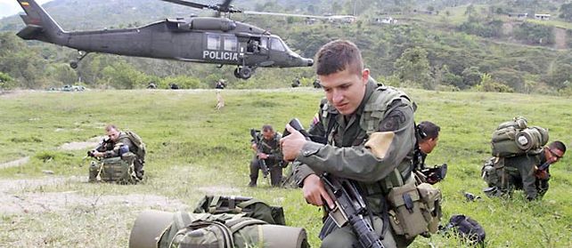 Tropas aerotransportadas colombianas en el departamento del Meta. Las acciones bélicas no se han detenido pese a las negociaciones