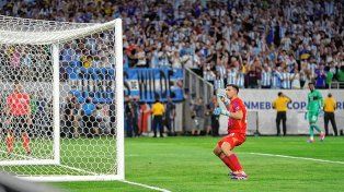 Dibu Martínez y otra noche de gloria en el arco argentino