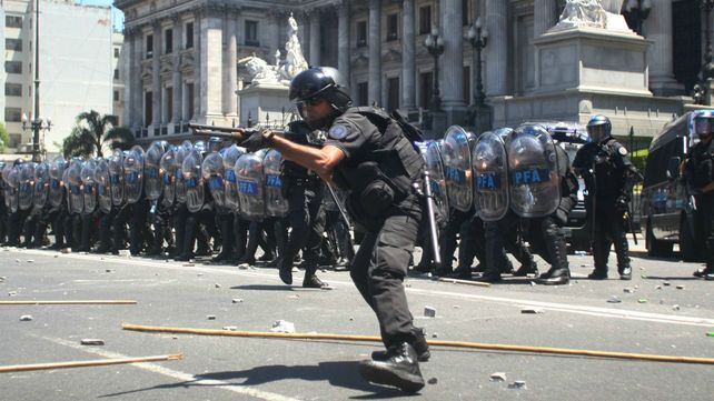 Represión. En los alrededores del Congreso ayer se vivieron momentos de mucha tensión.&nbsp;