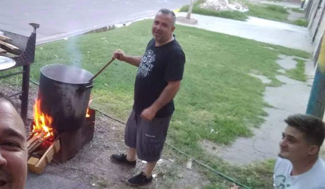 Alfredo Recasens en plena tarea de cocinar y esperando la llegada de más de un centenar de personas.