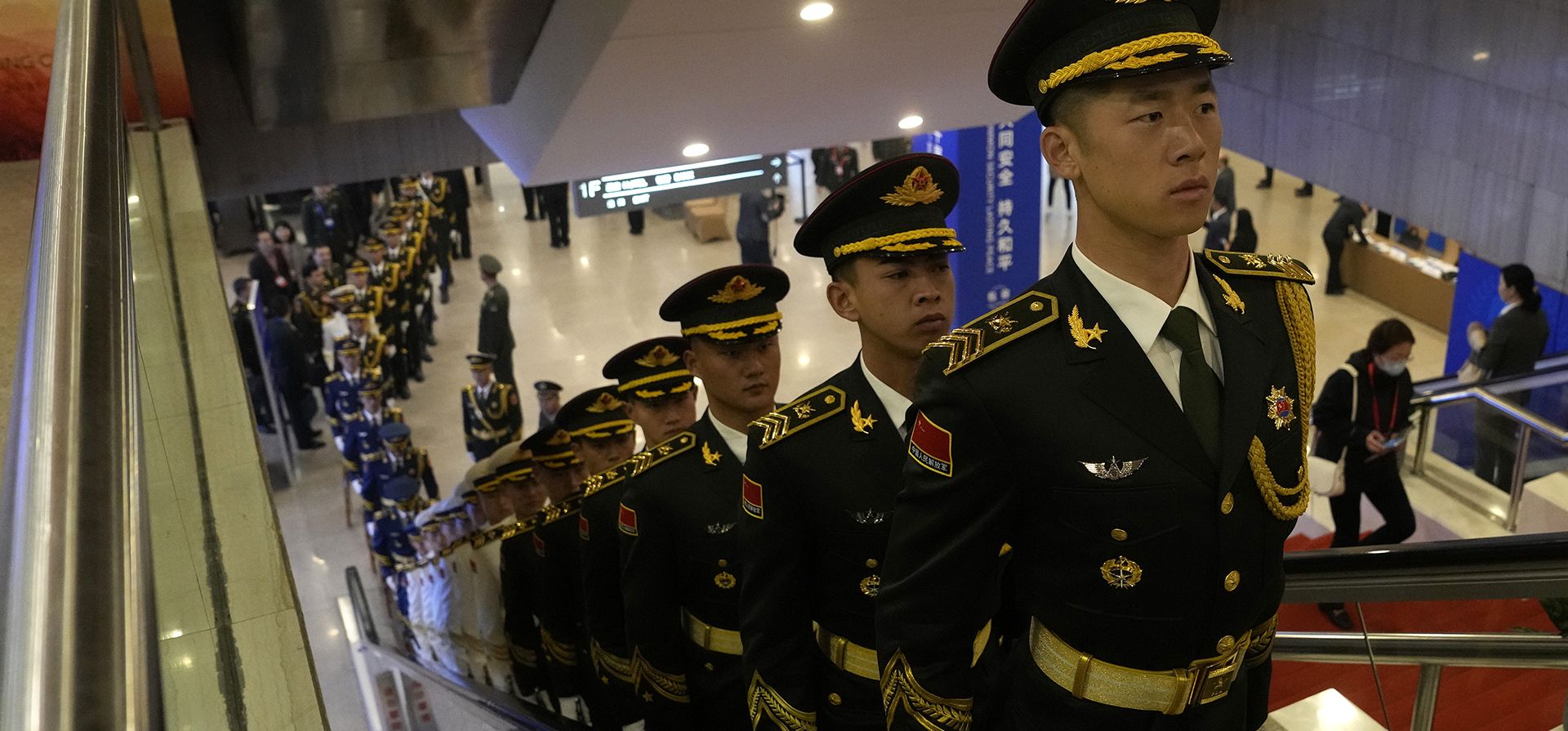 Miembros de una guardia de honor china suben por una escalera mecánica en el 10mo Foro Xiangshan sobre Defensa, en Beijing, China, el lunes 30 de octubre de 2023. (Foto AP/Ng Han Guan) Miembros de una guardia de honor china suben por una escalera mecánica en el 10mo Foro Xiangshan sobre Defensa, en Beijing, China, el lunes 30 de octubre de 2023. (Foto AP/Ng Han Guan)