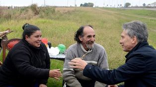 Agredieron al vendedor de tortas asadas que fue visitado por Macri