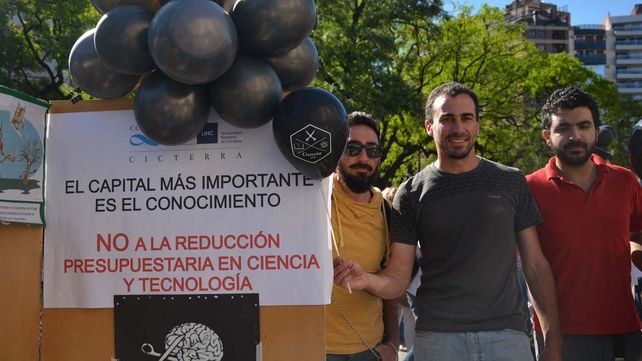 Científicos, estudiantes y docentes marcharon contra el recorte presupuestario