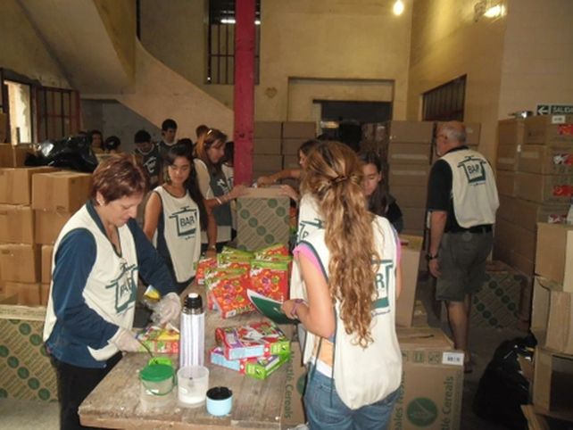 en acción. Voluntarios del Banco de Alimentos Rosario (BAR) seleccionando productos en una de las tantas movidas solidarias.