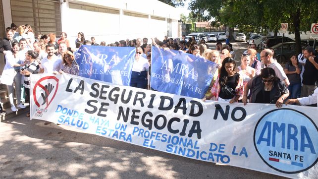 Reclamo. Los profesionales se manifestaron frente al efector donde la semana pasada agredieron a dos m&eacute;dicas.