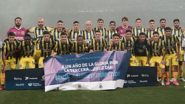 El Central que se consagró campeón en Santiago del Estero. Titulares y suplentes, todos juntos para la foto en un día histórico.