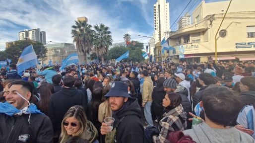 Multitudinario festejo en Bulevar y Rivadavia tras el agónico pase de Argentina a cuartos de final