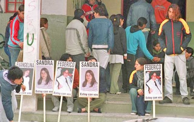 Sobrevivientes y familiares de las víctimas del horror desatado en la Escuela Islas Malvinas