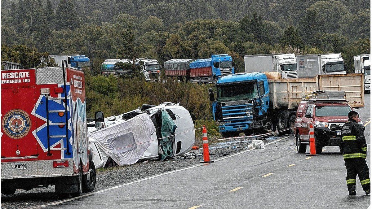 Seis Muertos Tras Un Choque Entre Un Camión Y Una Combi En La Ruta 40 ...